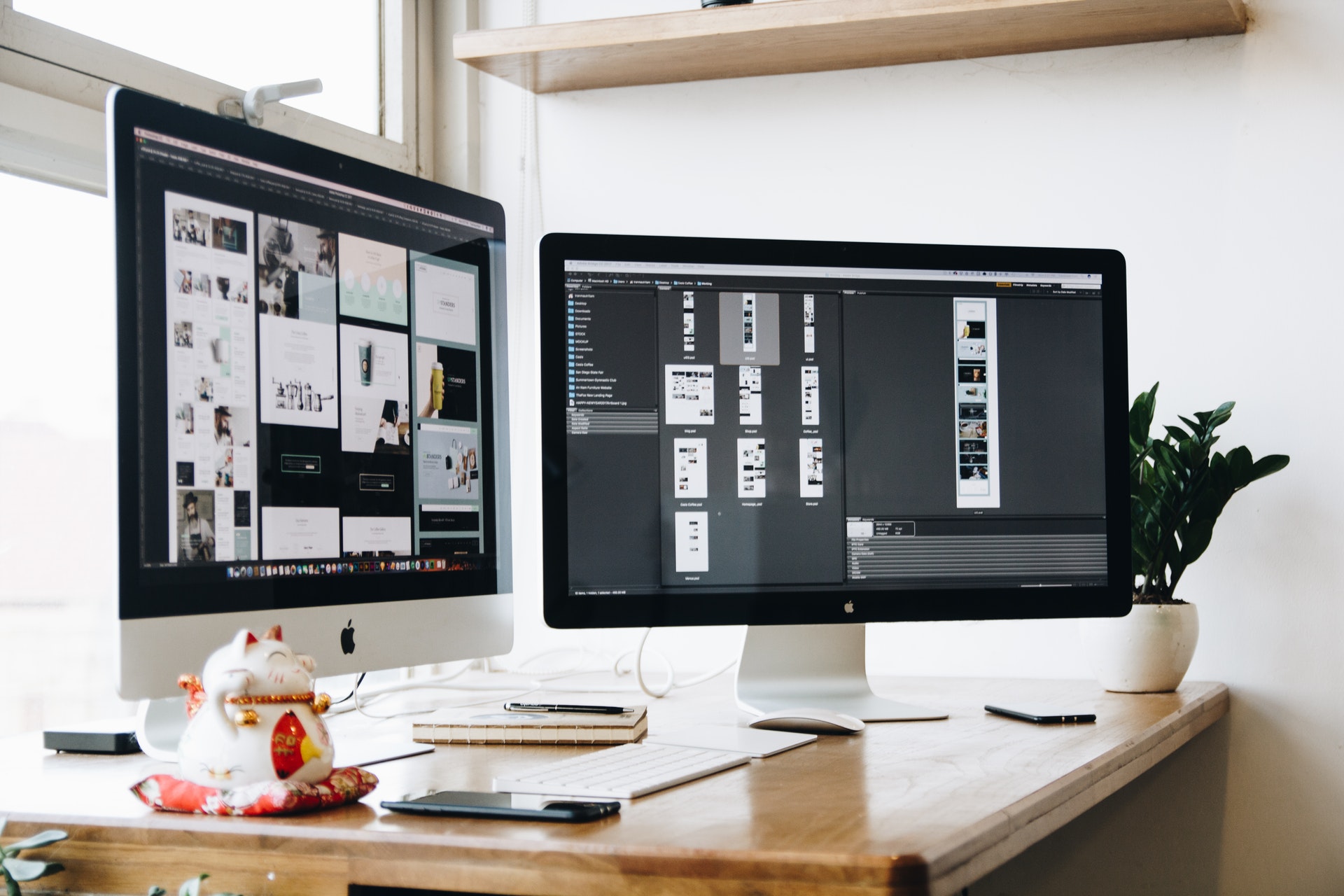 Schreibtisch mit Computer und Layout-Skizzen